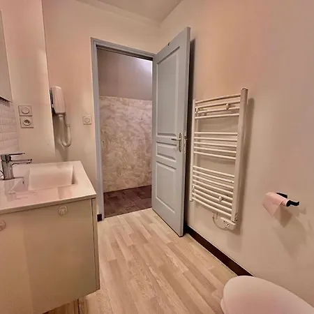 - Confort Et Calme Dans Le Centre Apartment *